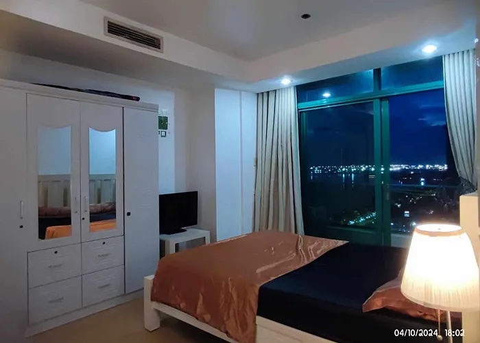 With Balcony And Bayview In Malate, Apartment *